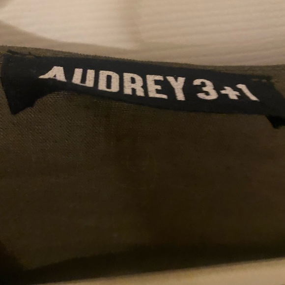 Front-tie butterfly sleeve crop top - Picture 2 of 4